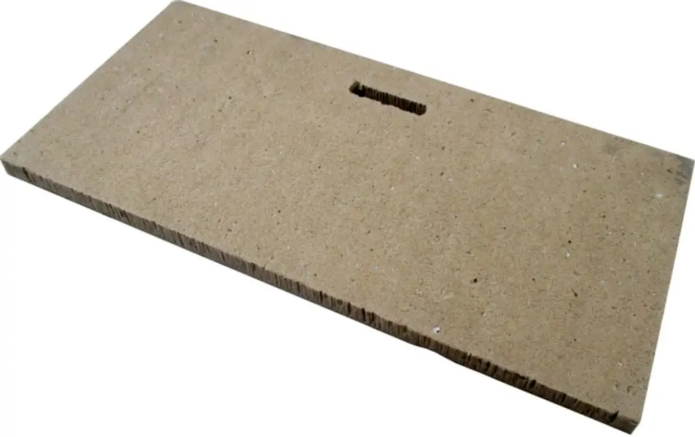 Dämmplatte aus Holzwerkstoff mit einer Einfräsung, geeignet für die Brennkammerdämmung, verwendet in Wolf Heizgeräten.